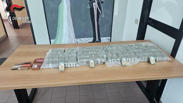 Spari nella notte e chili di droga nel Canavese: maxi-blitz all’alba, due arresti e sette denunce [VIDEO]