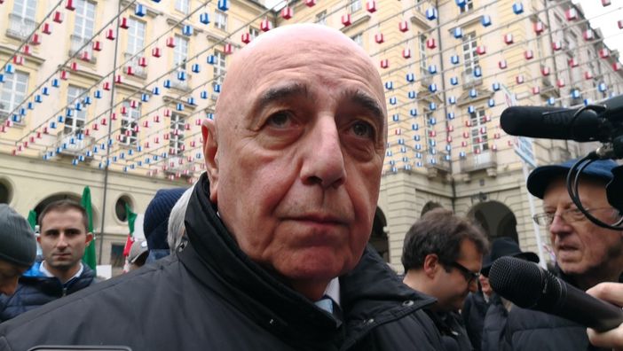 Torino, Adriano Galliani in piazza per il Sì alla Tav: "Va fatta, non fare quest'opera è una follia dei grillini" (VIDEO) Torino, Adriano Galliani in piazza per il Sì alla Tav: "Va fatta, non fare quest'opera è una follia dei grillini" (VIDEO)