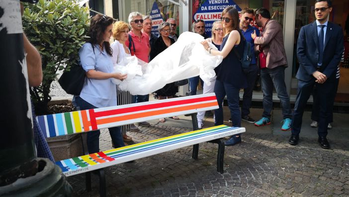 A Torino due panchine arcobaleno: &quot;Segno tangibile della lotta per i diritti&quot; (FOTO e VIDEO)