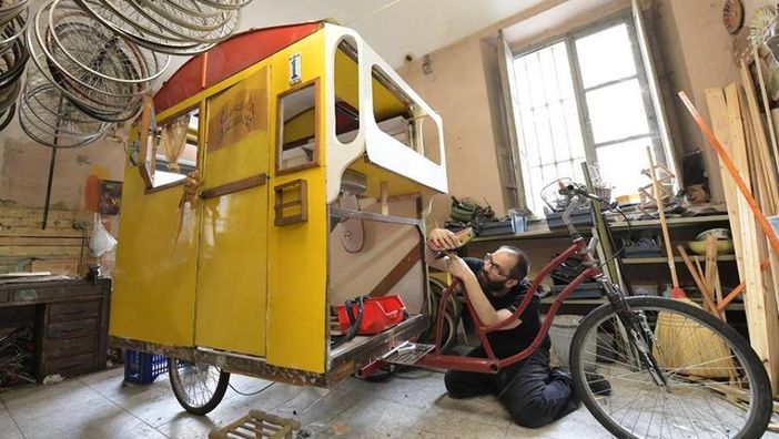 “Adotta un ciclo-scrittore”, un crowdfunding per aiutare Stefano a non finire per strada