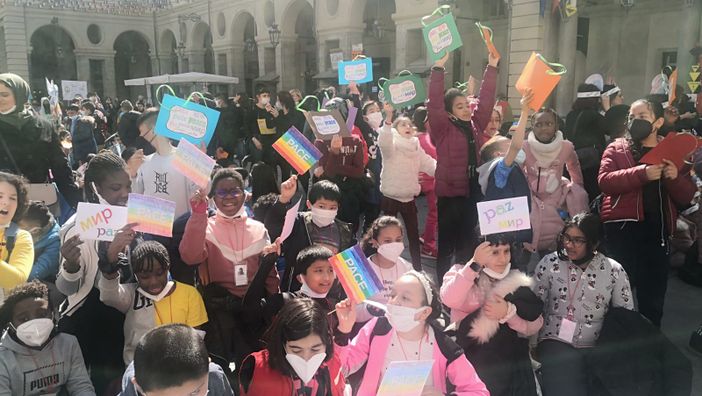 I bambini sfilano per la pace da Aurora al Comune: "L'Italia ripudia la guerra" [VIDEO]