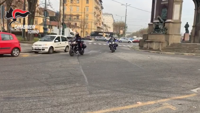 Terrore al Valentino: rapinato nel parco davanti a moglie e figli. Due persone arrestate [VIDEO]