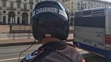 Cerca di nascondersi dietro i sedili del bus, ma il piano non funziona: arrestato pusher