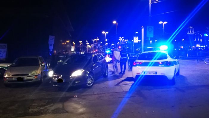 Fermato dai vigili dopo semaforo rosso, si finge suo fratello con patente scaduta