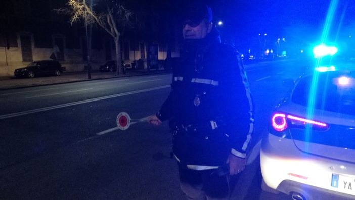 In corso Quintino Sella si apre una voragine di 4 metri: strada chiusa In corso Quintino Sella si apre una voragine di 4 metri: strada chiusa