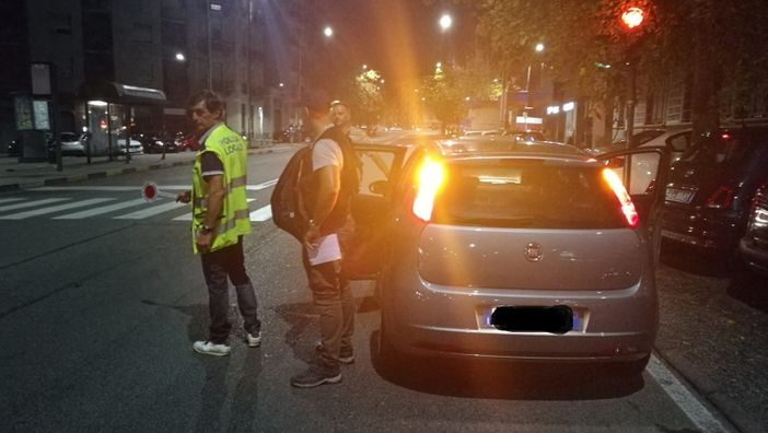 Guida senza patente, i vigili lo multano di 5.000 euro Guida senza patente, i vigili lo multano di 5.000 euro