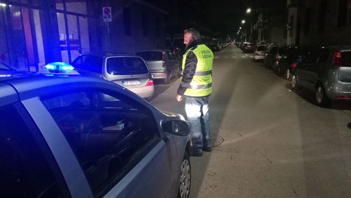 Il carro attrezzi fa lo slalom e passa col rosso nella notte: 500 euro di multa e 26 punti patente cancellati Il carro attrezzi fa lo slalom e passa col rosso nella notte: 500 euro di multa e 26 punti patente cancellati