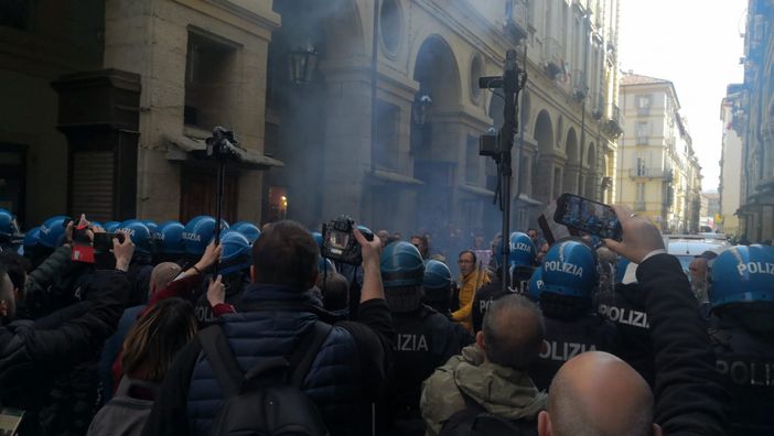 Disordini davanti al Comune di Torino in attesa dell'arrivo del premier Mario Draghi