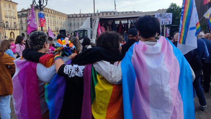 famiglie arcobaleno alla sfilata del pride