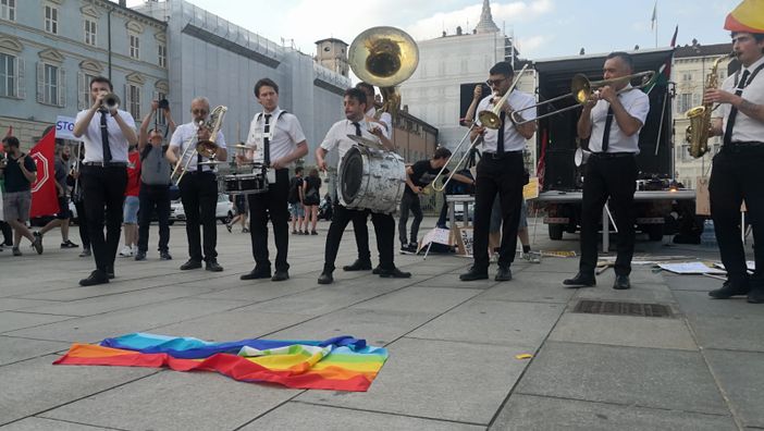 &quot;La guerra la pagano i poveri&quot;: folla multicolore in piazza Castello per lo stop al conflitto sulle note della Bandakadabra [VIDEO]