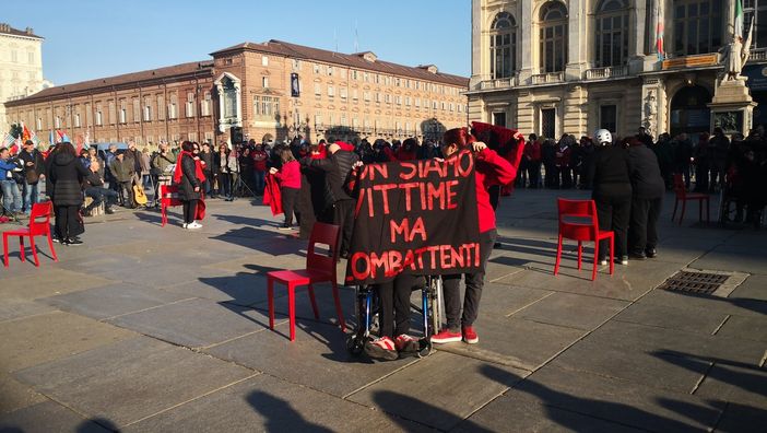 "Non siamo vittime ma combattenti": a Torino flash mob contro la violenza sulle donne "Non siamo vittime ma combattenti": a Torino flash mob contro la violenza sulle donne