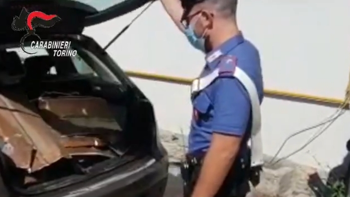 carabinieri apre bagagliaio di auto con rame rubato