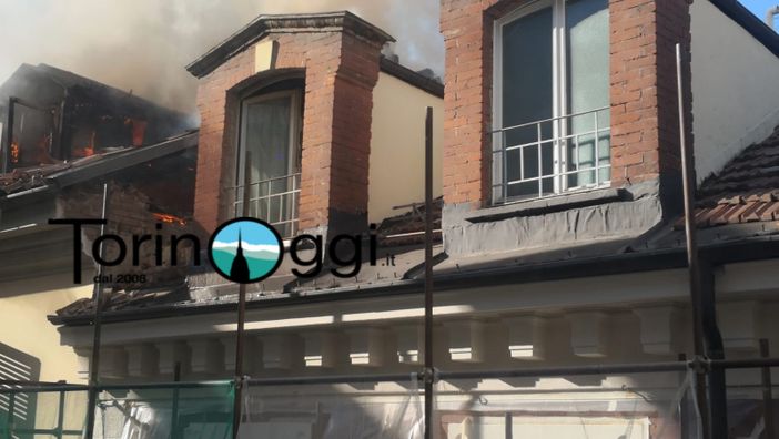 Esplosione in una mansarda di via Bellezia: evacuata l'intera zona, compreso il Comune. Due feriti lievi [VIDEO E FOTO]