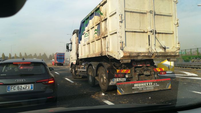Tir si intraversa sulla tangenziale sud, pesanti rallentamenti al traffico