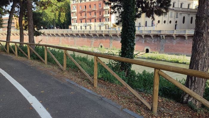 Giovane cade nelle acque gelide della Dora e viene trascinato dalla corrente: soccorso dalla polizia