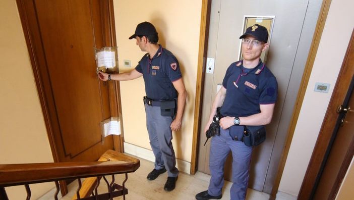 Accoltella a morte la moglie e poi chiama polizia: arrestato 47enne Accoltella a morte la moglie e poi chiama polizia: arrestato 47enne