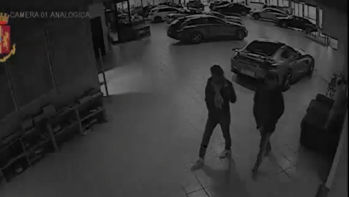 Rubavano vetture di alta gamma per poi smontarle e rivendere i pezzi: 8 arrestati a Torino e Roma
