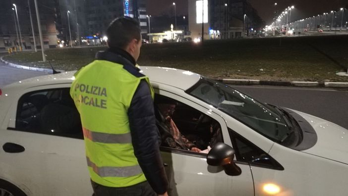 Controlli di sicurezza della Polizia Municipale: 51 contravvenzioni nella notte