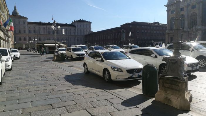A Torino taxisti in piazza contro gli Ncc (FOTO e VIDEO) A Torino taxisti in piazza contro gli Ncc (FOTO e VIDEO)