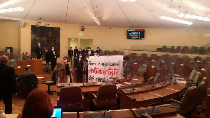 protesta contro assessore marrone