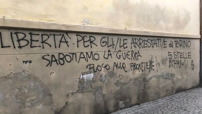 Torre Pellice, muri imbrattati da scritte anarchiche contro il M5S Torre Pellice, muri imbrattati da scritte anarchiche contro il M5S