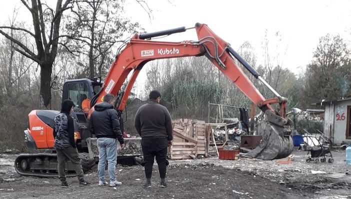 Sgombero campo rom via Germagnano a metà percorso: rimossi i rifiuti vicino al ponte dell'autostrada