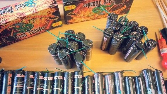 A Torino la Finanza scopre 5 depositi clandestini di fuochi d'artificio, sequestrati 25 mila pezzi A Torino la Finanza scopre 5 depositi clandestini di fuochi d'artificio, sequestrati 25 mila pezzi