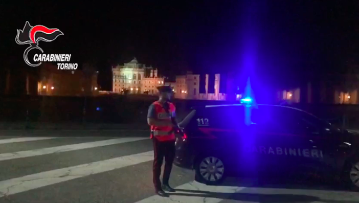 Ruba l’auto del padre, 15enne rischia di investire un carabiniere durante un posto di blocco: denunciato Ruba l’auto del padre, 15enne rischia di investire un carabiniere durante un posto di blocco: denunciato