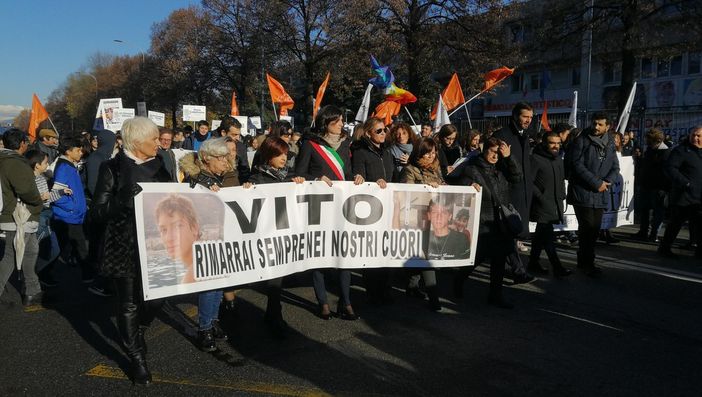 Torino, centinaia di studenti in strada ricordano Vito Scafidi