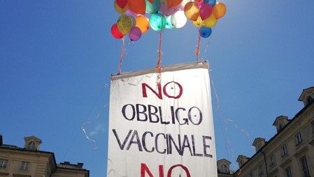 Sabato a Torino corteo contro l'obbligo vaccinale: &quot;Impediamo a politica e profitto di invadere il nostro corpo&quot;