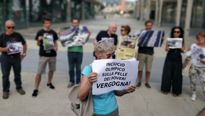 Olimpiadi 2026: manifestanti anti-Giochi bruciano copia del dossier (FOTO E VIDEO)