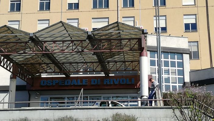 Campo nomadi nel parcheggio dell'ospedale di Rivoli Campo nomadi nel parcheggio dell'ospedale di Rivoli