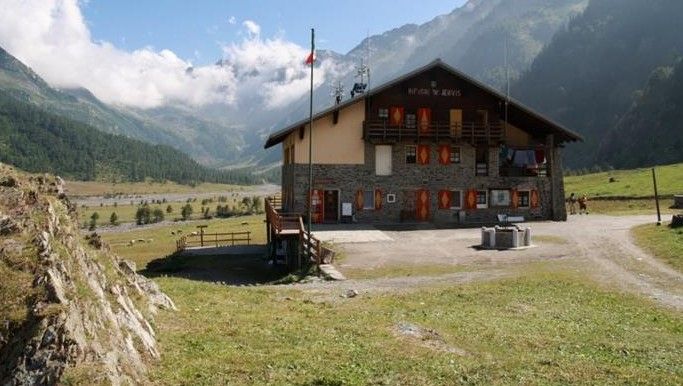 Il rifugio Jervis "criticato" dai turisti si difende: "Da noi un'accoglienza calorosa, ma non possiamo offrire i servizi di un hotel..."" Il rifugio Jervis "criticato" dai turisti si difende: "Da noi un'accoglienza calorosa, ma non possiamo offrire i servizi di un hotel...""