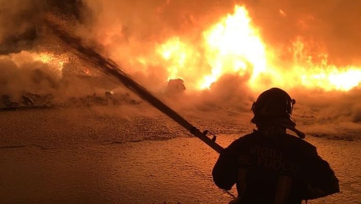 Roghi depositi, M5S: "Fenomeno inquietante" Roghi depositi, M5S: "Fenomeno inquietante"