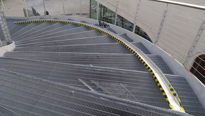Installata sulla passerella olimpica una corsia-scivolo per le biciclette Installata sulla passerella olimpica una corsia-scivolo per le biciclette
