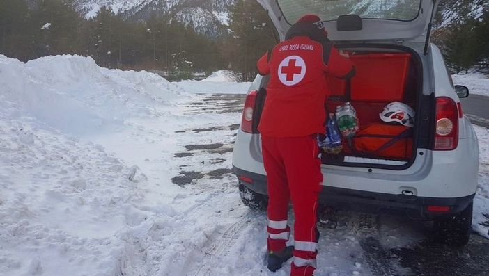 In una foto d'archivio, un'auto della Croce Rossa in un intervento di soccorso questo inverno al Colle della Scala In una foto d'archivio, un'auto della Croce Rossa in un intervento di soccorso questo inverno al Colle della Scala