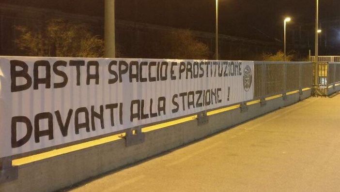 Striscioni di CasaPound per denunciare il degrado in Borgo Vittoria