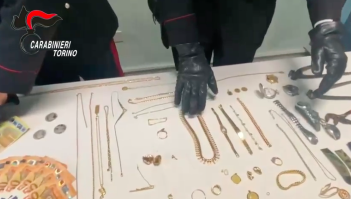A Verolengo, sequestrato dai Carabinieri un sacchetto pieno di gioielli d'oro: due uomini denunciati