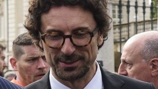 Sulla Tav il ministro Toninelli frena: "Basta strumentalizzazioni, l'opera va ridiscussa" Sulla Tav il ministro Toninelli frena: "Basta strumentalizzazioni, l'opera va ridiscussa"