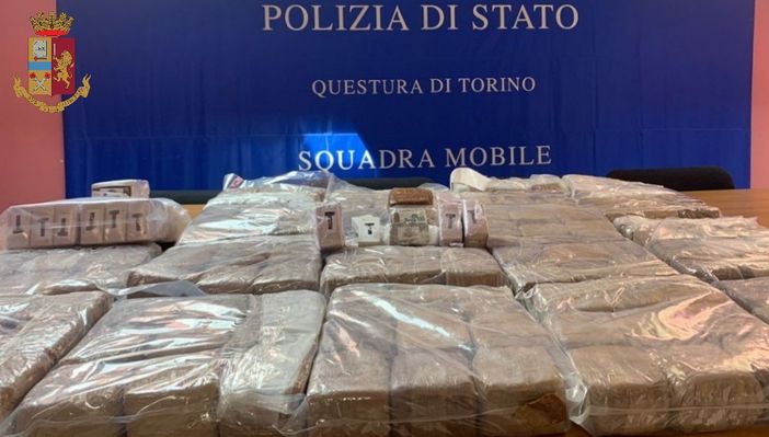Trasporta 84 kg di hashish nel vano del furgone: Squadra Mobile arresta trafficante di droga
