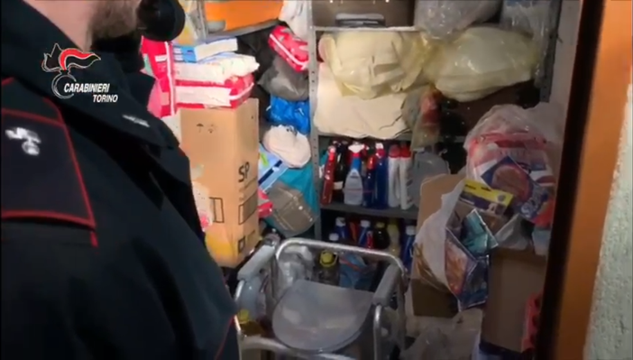 Dramma a Nichelino, anziana chiusa in cantina per ore dalla badante: i condomini chiamano i carabinieri