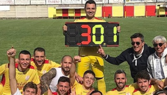 Manuele Barison nel giorno dei festeggiamenti per i 300 gol nel calcio piemontese