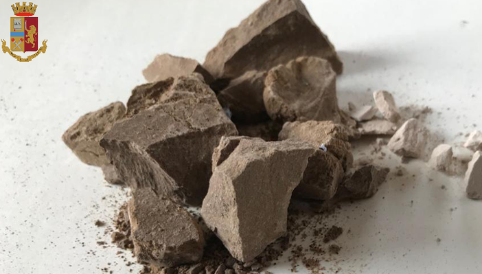 Custodivano in casa serra per la marijuana ed eroina in pietra: denunce e arresti a Vanchiglia