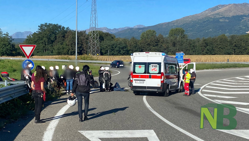 Gruppo di motociclisti in viaggio da Torino, a Biella uno scivola e si frattura una gamba (foto di D. Finatti per newsbiella.it) Gruppo di motociclisti in viaggio da Torino, a Biella uno scivola e si frattura una gamba (foto di D. Finatti per newsbiella.it)