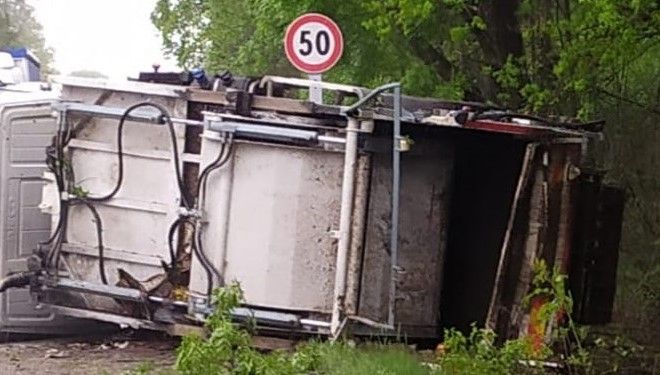 Incidente sulla provinciale Vinovo-Stupinigi: mezzo della raccolta rifiuti si ribalta, ferito il conducente