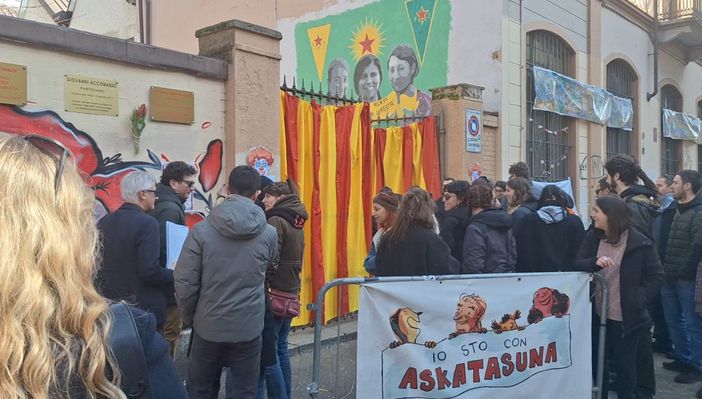 Askatasuna: gli antagonisti accolgono i consiglieri comunali da striscioni e proteste Askatasuna: gli antagonisti accolgono i consiglieri comunali da striscioni e proteste