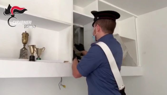 Fissa una libreria e inizia a sudare, i carabinieri la smontano e trovano nascosti 10 kg di droga [VIDEO]