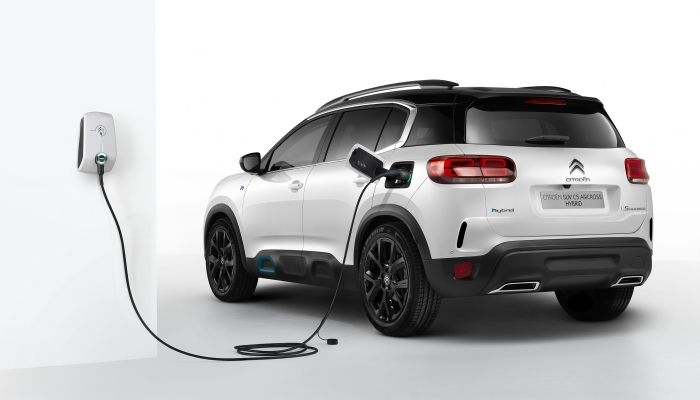Suv Citroën C5 Aircross Hybrid: con il cavo da 7,4 kw la ricarica è semplice e veloce