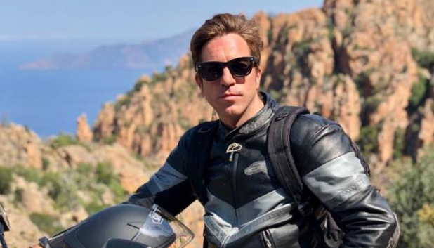 ragazzo sulla sella della motocicletta