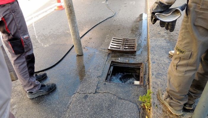 A Torino pulizia strade e tombini per prevenire l'allerta meteo A Torino pulizia strade e tombini per prevenire l'allerta meteo